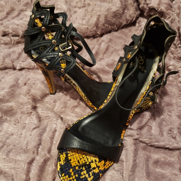 Heels with snake skin design - Picture 2 of 4
